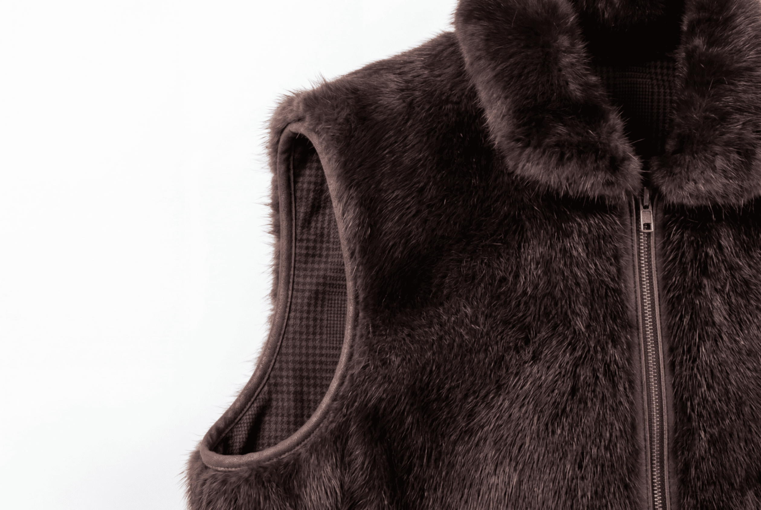 chaleco pelo cafe oscuro detalle